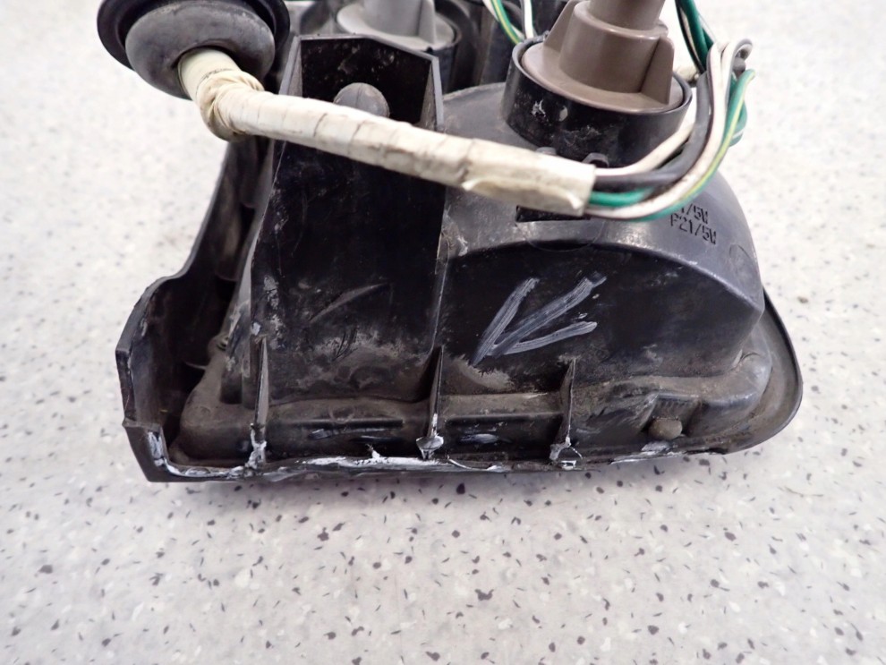 TOYOTA RAV4 RAV 4 94-98 LAMPA TYLNA LEWA 7/8