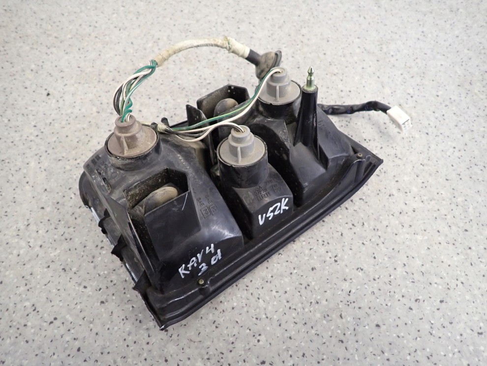 TOYOTA RAV4 RAV 4 94-98 LAMPA TYLNA PRAWA 5/7