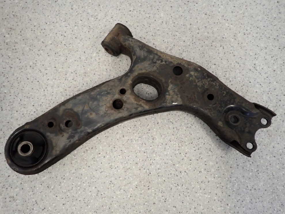 TOYOTA VERSO 09-13 WAHACZ PRZEDNI LEWY 2/2