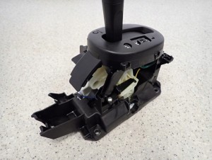 NISSAN MICRA K13 13- LEWAREK DŹWIGNIA ZMIANY BIEGÓW AUTOMAT 2/7 MINIATURA