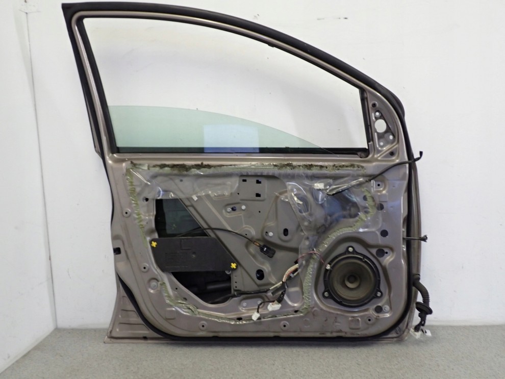 NISSAN NOTE E11 06-12 DRZWI PRZEDNIE LEWE C30 9/10