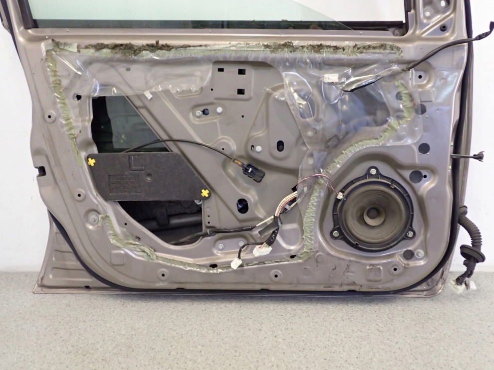 NISSAN NOTE E11 06-12 DRZWI PRZEDNIE LEWE C30 10/10