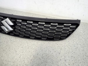 SUZUKI SWIFT IV MK7 ATRAPA CHŁODNICY KRATKA ORYGINAŁ 4/13 MINIATURA