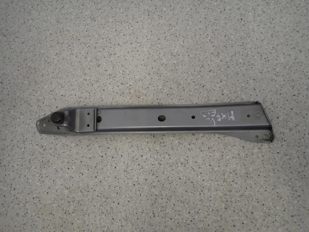 SUZUKI SWIFT MK7 10- WSPORNIK OKULAR PASA PRZEDNIEGO LEWY 3/9