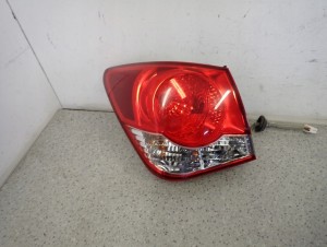 CHEVROLET CRUZE SEDAN 4D 08-12 LAMPA TYLNA LEWA EUROPA 1/6 MINIATURA