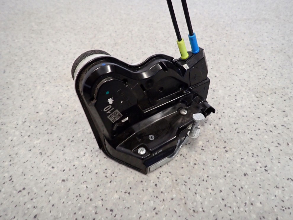 SUZUKI CELERIO 14-19 ZAMEK DRZWI TYLNY PRAWY 2/4