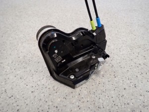 SUZUKI CELERIO 14-19 ZAMEK DRZWI TYLNY PRAWY 2/4 MINIATURA