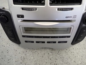 TOYOTA YARIS II 06-09 RADIO FABRYCZNE EUROPA 3/15 MINIATURA