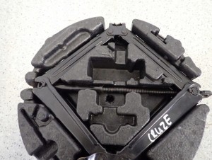 CHEVROLET CRUZE 08- WKŁAD KOŁA ZAPASOWEGO PODNOŚNIK SAMOCHODOWY 3/5 MINIATURA