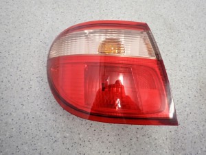 NISSAN ALMERA N16 SEDAN 4D 00-06 LAMPA TYLNA LEWA ZEWNĘTRZNA 1/6 MINIATURA