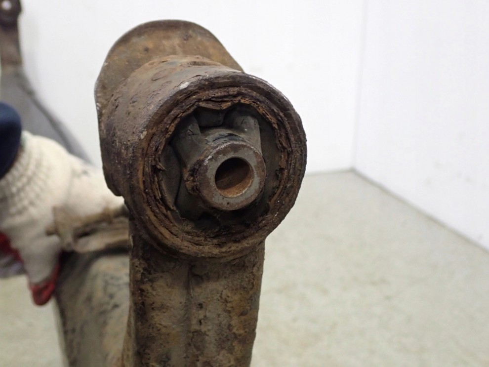 TOYOTA YARIS I 99- BELKA ZAWIESZENIA TYLNEGO GOŁA 9/14