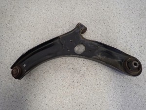 KIA RIO IIi 11-14 WAHACZ PRZEDNI PRAWY 4/4 MINIATURA