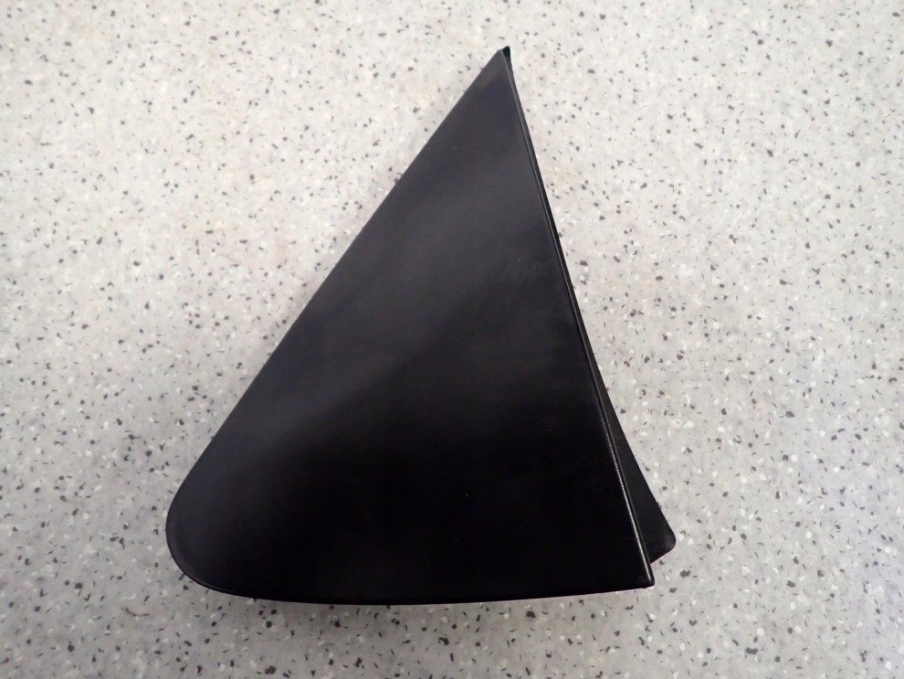 TOYOTA YARIS II 06- TRÓJKĄT PRZEDNI LEWY BŁOTNIKA ZAŚLEPKA 1/6