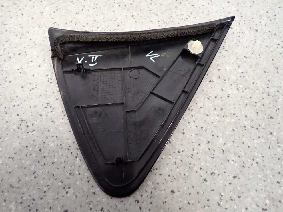 TOYOTA YARIS II 06- TRÓJKĄT PRZEDNI LEWY BŁOTNIKA ZAŚLEPKA 4/6