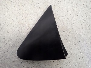TOYOTA YARIS II 06- TRÓJKĄT PRZEDNI LEWY BŁOTNIKA ZAŚLEPKA