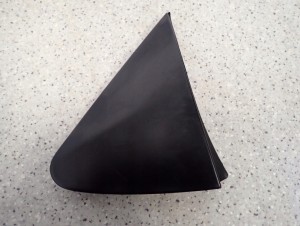 TOYOTA YARIS II 06- TRÓJKĄT PRZEDNI LEWY BŁOTNIKA ZAŚLEPKA 2/6 MINIATURA