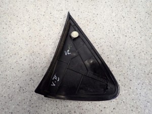 TOYOTA YARIS II 06- TRÓJKĄT PRZEDNI LEWY BŁOTNIKA ZAŚLEPKA 3/6 MINIATURA