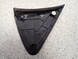 TOYOTA YARIS II 06- TRÓJKĄT PRZEDNI LEWY BŁOTNIKA ZAŚLEPKA 4/6 MINIATURA