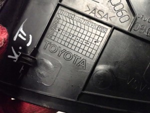 TOYOTA YARIS II 06- TRÓJKĄT PRZEDNI LEWY BŁOTNIKA ZAŚLEPKA 5/6 MINIATURA