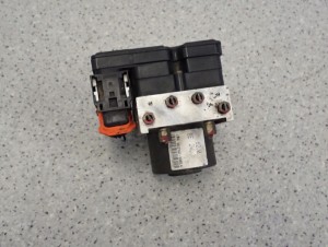 SUZUKI SWIFT 04-09 POMPA ABS 62J0 2/5 MINIATURA