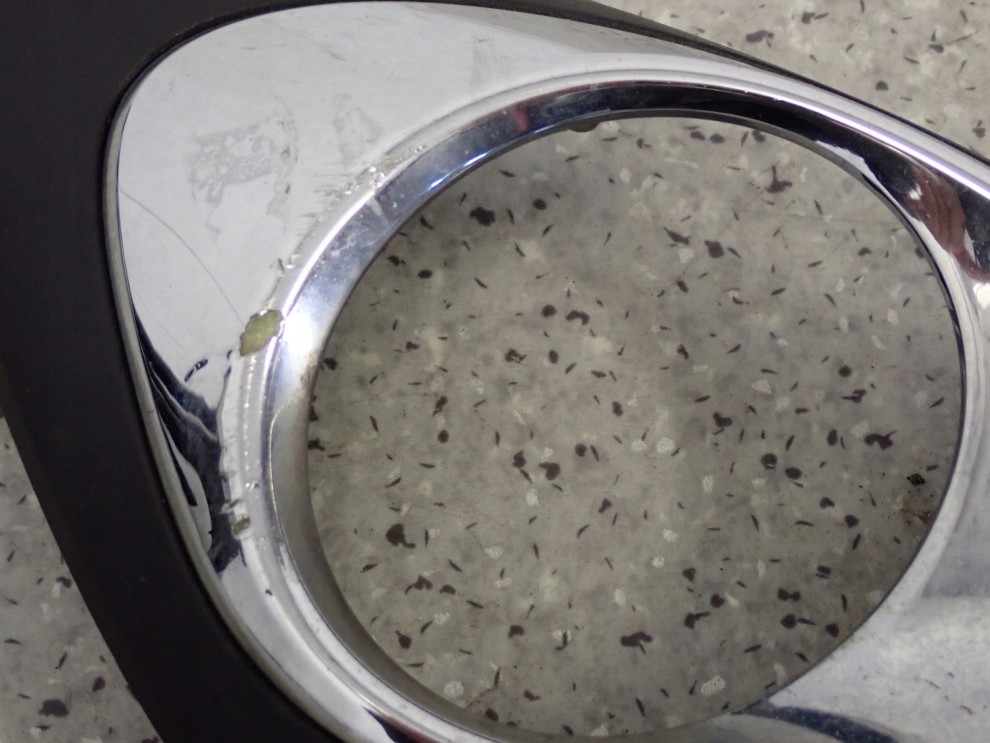 NISSAN MICRA K13 LIFT 14- KRATKA ATRAPA ZAŚLEPKA HALOGENU PRAWA 2/4