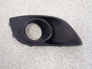 SUZUKI SWIFT MK7 10- ZAŚLEPKA HALOGENU KRATKA RAMKA PRAWA