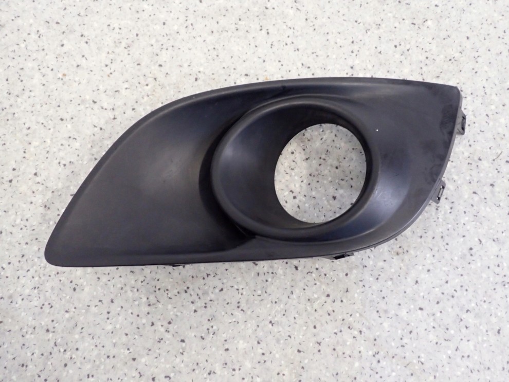 SUZUKI SWIFT MK7 10- ZAŚLEPKA HALOGENU KRATKA RAMKA LEWA 1/3