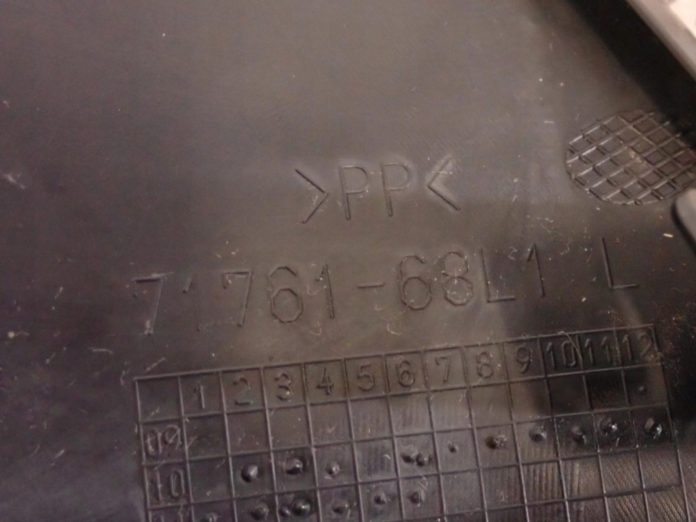 SUZUKI SWIFT MK7 10- ZAŚLEPKA HALOGENU KRATKA RAMKA LEWA 3/3