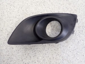 SUZUKI SWIFT MK7 10- ZAŚLEPKA HALOGENU KRATKA RAMKA LEWA