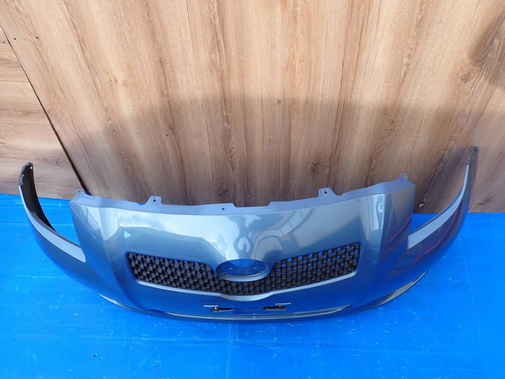 TOYOTA YARIS II 06-09 ZDERZAK PRZEDNI 8T1 11/16