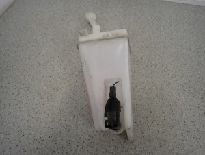 NISSAN MICRA K13 10- ZBIORNICZEK PŁYNU DO SPRYSKIWACZY 5/9 MINIATURA