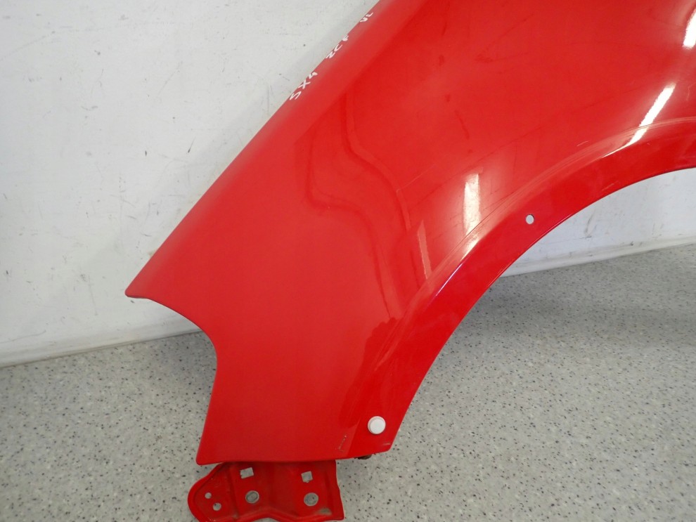 SUZUKI SX4 06-12 BŁOTNIK PRZEDNI LEWY ZCF 4/10