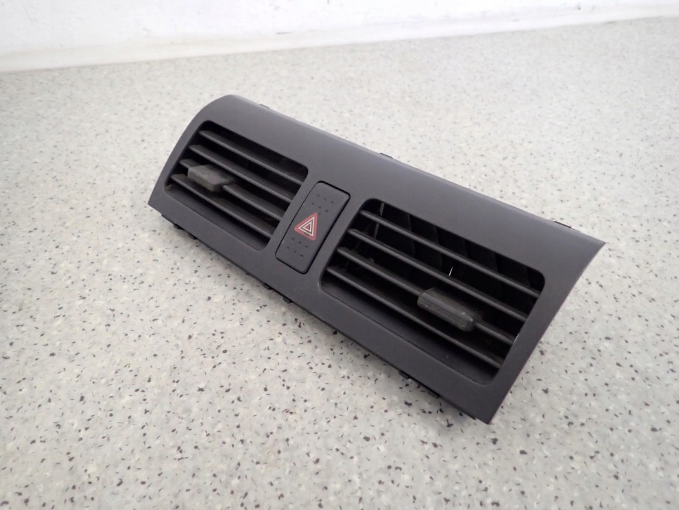 SUZUKI SWIFT 04- KRATKA NAWIEWU ŚRODKOWA RADIA 4/7