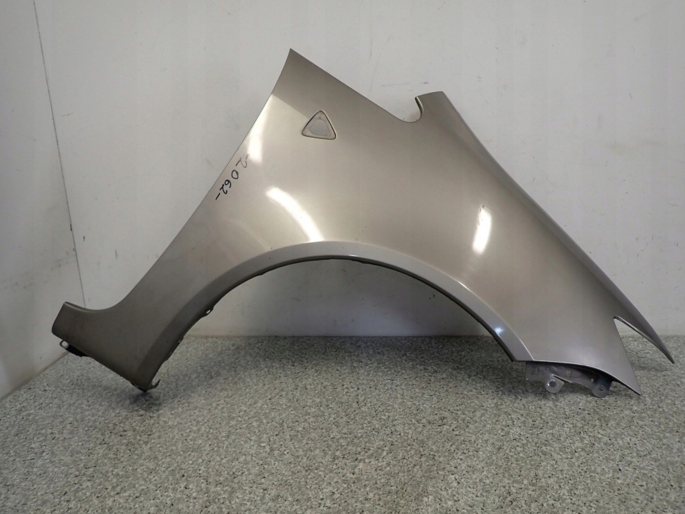 MITSUBISHI COLT 3d 09-12 BŁOTNIK PRZEDNI PRAWY A98 1/8