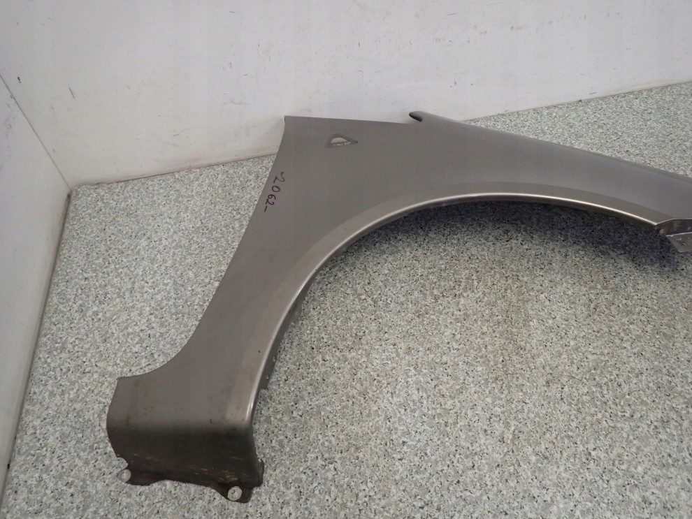 MITSUBISHI COLT 3d 09-12 BŁOTNIK PRZEDNI PRAWY A98 5/8