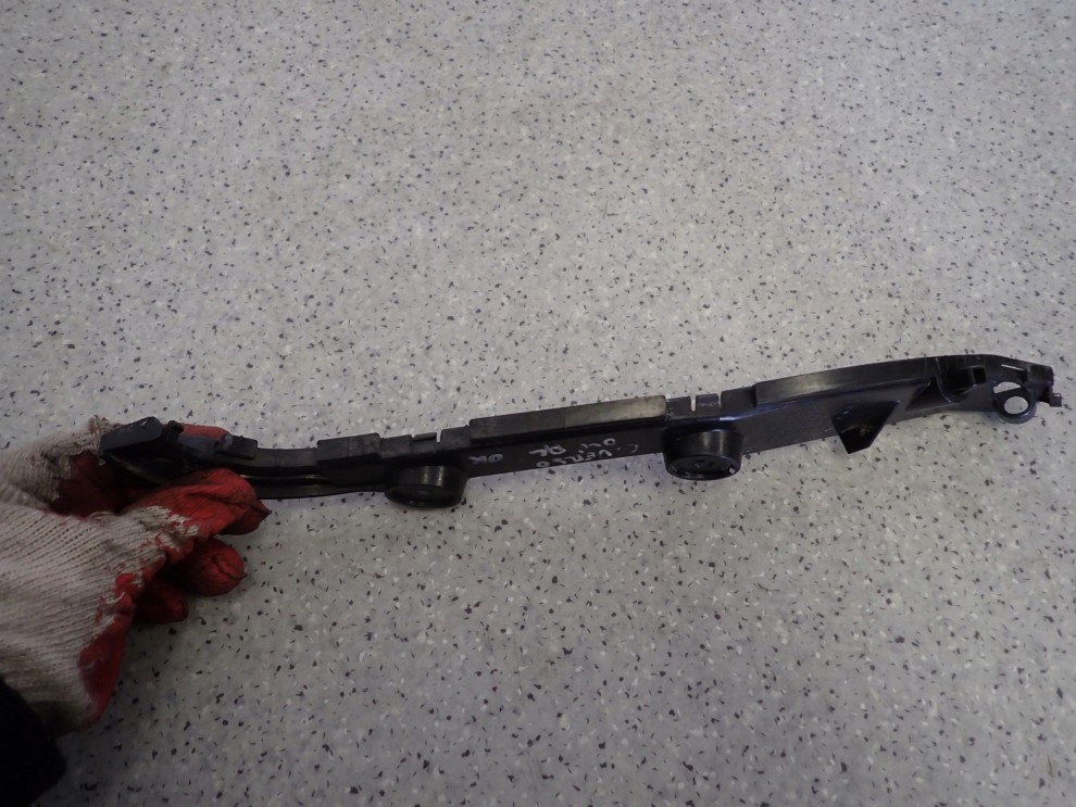 TOYOTA COROLLA VERSO 04-07 ŚLIZG TYLNY LEWY NA BŁOTNIK 2/4