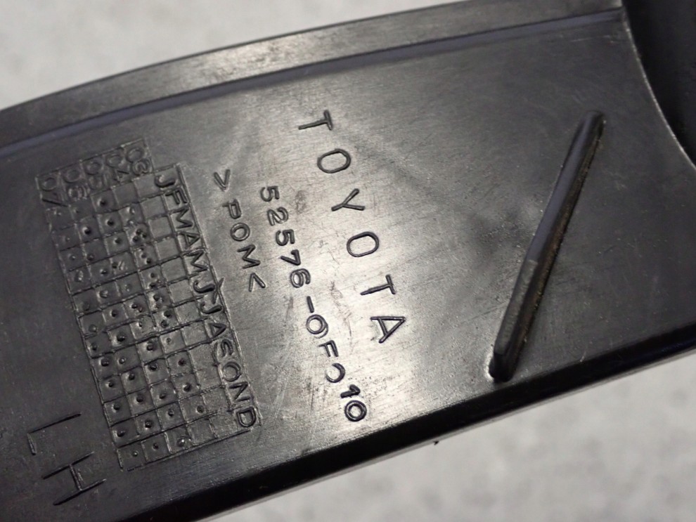 TOYOTA COROLLA VERSO 04-07 ŚLIZG TYLNY LEWY NA BŁOTNIK 4/4