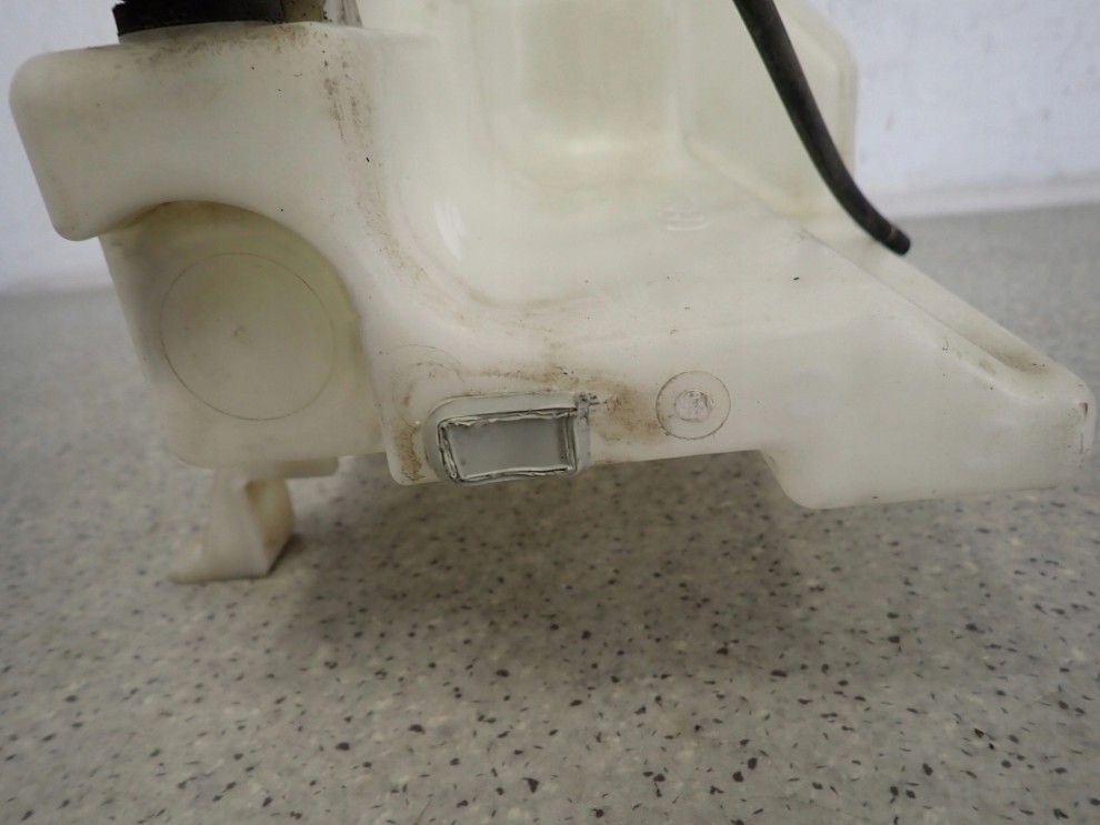 KIA CEED 06-12 ZBIORNICZEK PŁYNU DO SPRYSKIWACZY 4/8