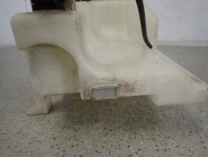 KIA CEED 06-12 ZBIORNICZEK PŁYNU DO SPRYSKIWACZY 8/8 MINIATURA