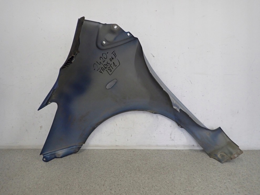 TOYOTA YARIS II 06-11 BŁOTNIK PRZEDNI PRAWY 8T1 10/11