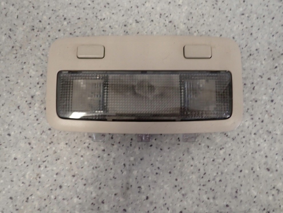 TOYOTA AVENSIS T25 02- LAMPKA OŚWIETLENIA KABINY 1/6