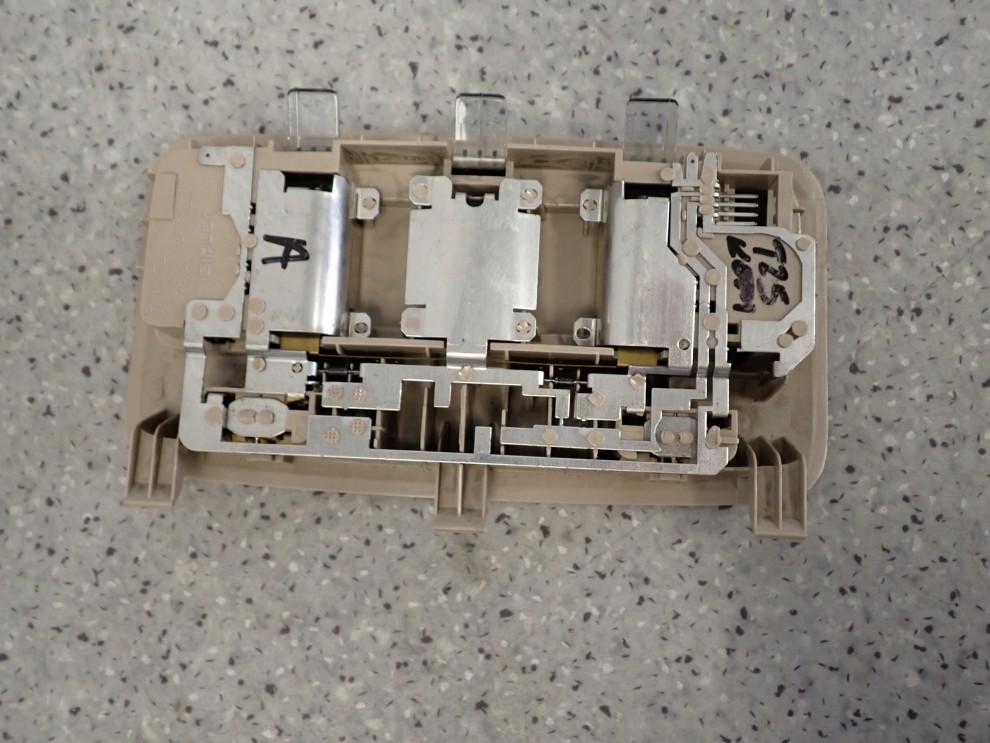 TOYOTA AVENSIS T25 02- LAMPKA OŚWIETLENIA KABINY 4/6
