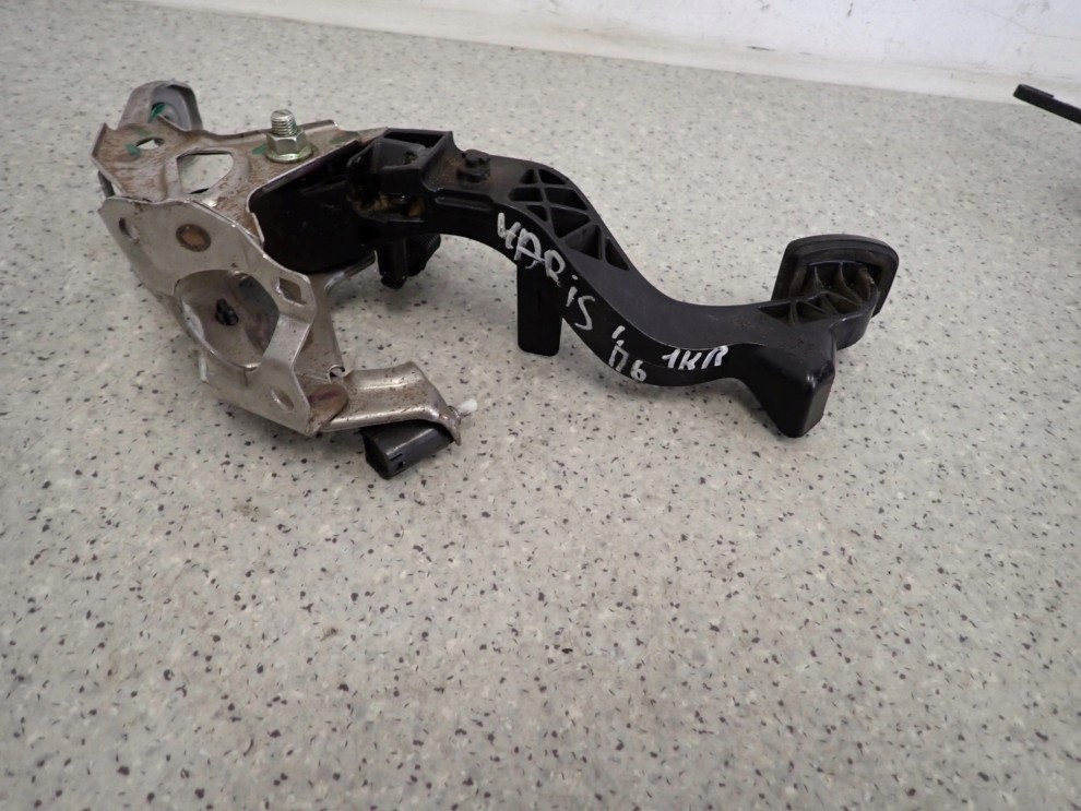 TOYOTA YARIS II 06- PEDAŁ SPRZĘGŁA 5/7