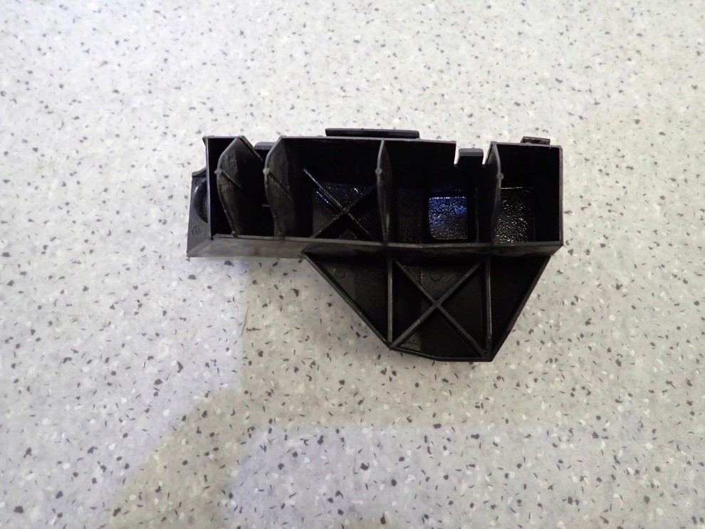 TOYOTA AVENSIS T25 02- ŚLIZG ZDERZAKA TYLNY PRAWY 1/7