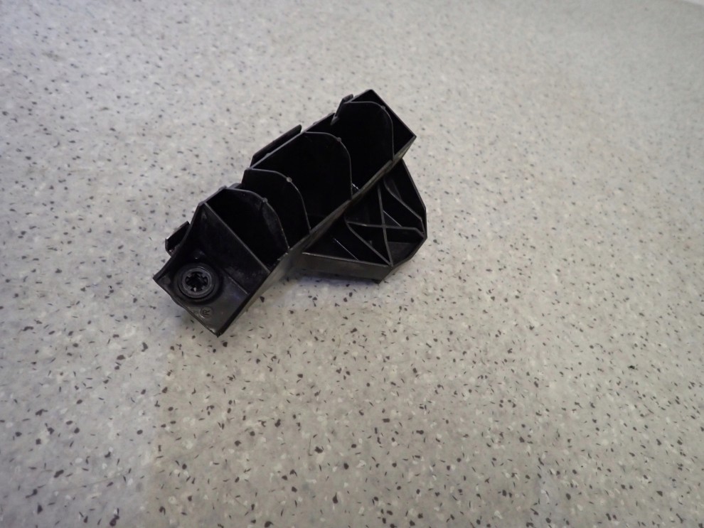 TOYOTA AVENSIS T25 02- ŚLIZG ZDERZAKA TYLNY PRAWY 3/7