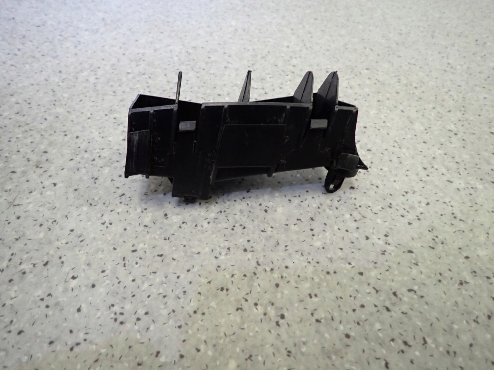 TOYOTA AVENSIS T25 02- ŚLIZG ZDERZAKA TYLNY PRAWY 4/7