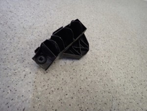 TOYOTA AVENSIS T25 02- ŚLIZG ZDERZAKA TYLNY PRAWY 3/7 MINIATURA