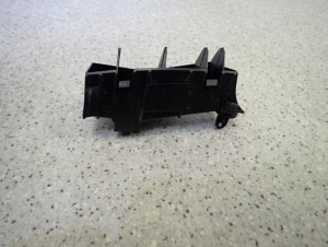 TOYOTA AVENSIS T25 02- ŚLIZG ZDERZAKA TYLNY PRAWY 4/7 MINIATURA