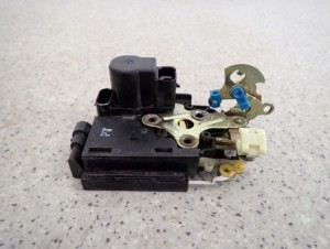 CHEVROLET AVEO T250 07- ZAMEK DRZWI PRZEDNI PRAWY 4+2 PINY 2/7 MINIATURA