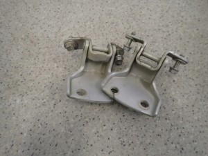 CHEVROLET AVEO T250 4D 07- ZAWIASY DRZWI PRZEDNIE PRAWE 4/4 MINIATURA